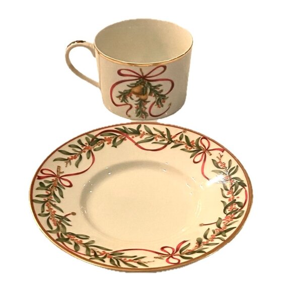 2 China Royal Gallery Queensbury Christmas Holiday Cups & Saucers Sets - Picture 2 of 8